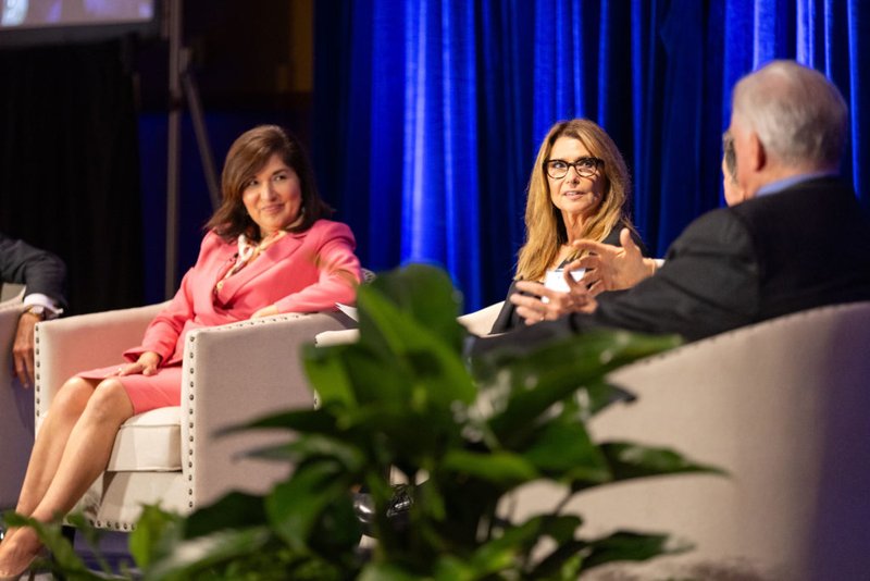 La líder empresarial local María S. Salinas, a la izquierda, y la moderadora Carol Costello durante un panel de discusión en el Almuerzo inaugural de Liderazgo Ético de la Arquidiócesis de Los Ángeles el 17 de mayo de 2024. (Javier de León)