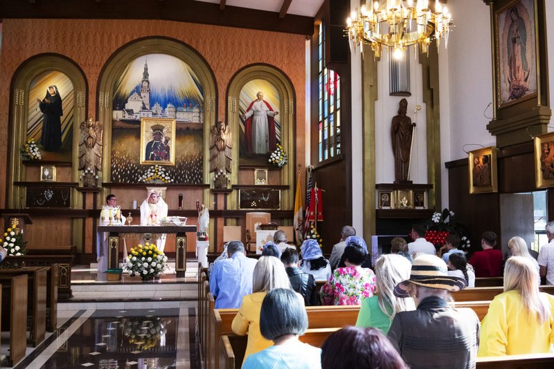 Una imagen de San Juan Pablo II mira desde el altar durante una misa especial celebrada el 28 de abril para celebrar el décimo aniversario de la canonización del Papa. (Víctor Alemán)