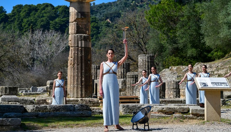 Ceremonia de entrega de la llama olímpica para los Juegos Olímpicos de Verano de Tokio 2020 en el emplazamiento de la Antigua Olimpia, cuna de los antiguos Juegos Olímpicos, en el sur de Grecia. (Shutterstock)