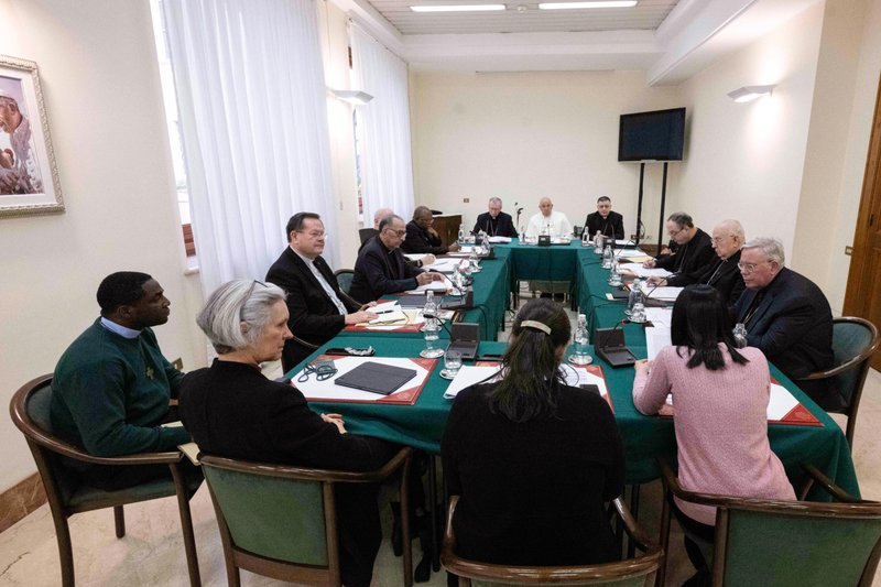 El Papa Francisco y su Consejo Internacional de Cardenales continúan su debate sobre el papel de la mujer en la Iglesia en el Vaticano el 5 de febrero de 2024. En la foto, en el sentido de las agujas del reloj desde la izquierda, son: Cardenales Gérald C. Lacroix de Québec; Juan José Omella Omella de Barcelona; Seán P. O'Malley de Boston; Fridolin Ambongo Besungu de Kinshasa, Congo; y Pietro Parolin, secretario de Estado del Vaticano. Continúan, a la derecha del Papa: Mons. Marco Mellino, secretario del Consejo; y los cardenales Oswald Gracias, de Mumbai, India; Sérgio da Rocha, de São Salvador da Bahia, Brasil; Fernando Vérgez Alzaga, presidente de la comisión que gobierna el Estado de la Ciudad del Vaticano; y Jean-Claude Hollerich, de Luxemburgo. La obispa Jo Bailey Wells, vicesecretaria general de la Comunión Anglicana, a la izquierda, la hermana salesiana Linda Pocher y Giuliva Di Berardino, virgen consagrada de la diócesis de Verona, Italia, son las mujeres que se dirigieron al grupo. (Foto CNS/Vatican Media)