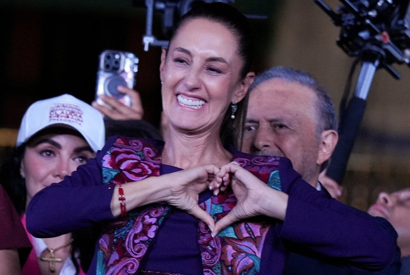 Claudia Sheinbaum, candidata presidencial del partido gobernante en México, Morena, hace un gesto a sus partidarios en la plaza del Zócalo en la Ciudad de México el 3 de junio de 2024, después de ganar las elecciones presidenciales del 2 de junio. (Foto de OSV News/Alexandre Meneghini, Reuters)