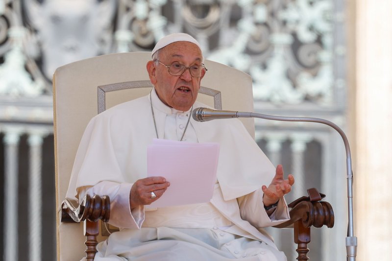 El Papa Francisco habla a los visitantes en la Plaza de San Pedro durante su audiencia general en el Vaticano el 5 de junio de 2024. (Foto CNS/Lola Gomez)