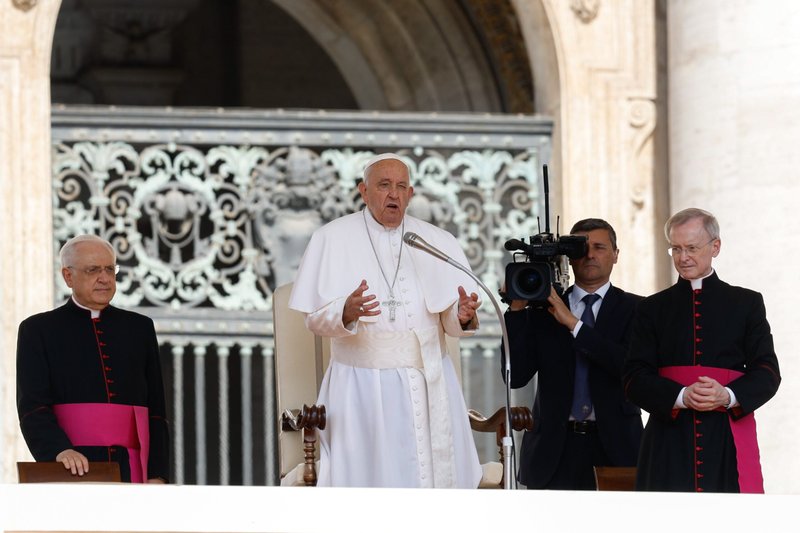 El Papa Francisco comienza su audiencia general en la Plaza de San Pedro del Vaticano el 29 de mayo de 2024. (Foto CNS/Lola Gomez)