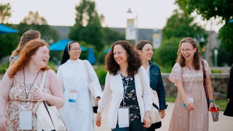 Mujeres asisten a un foro de GIVEN en esta foto sin fecha. El Instituto GIVEN es una "organización dedicada a activar los dones de las mujeres jóvenes adultas para la Iglesia católica y el mundo". (OSV News/Cortesía del Instituto Given)
