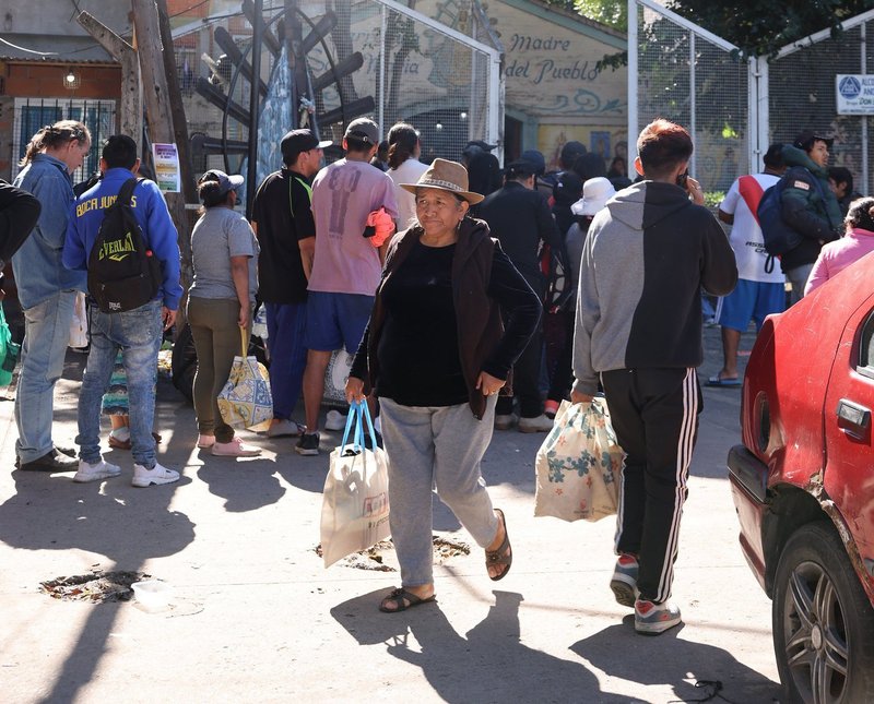En una foto sin fecha, varias personas hacen cola para comer en el comedor popular de la parroquia Santa María Madre del Pueblo en Buenos Aires, Argentina. (OSV News photo/Margaret Murray, Obras Misionales Pontificias EE.UU.)