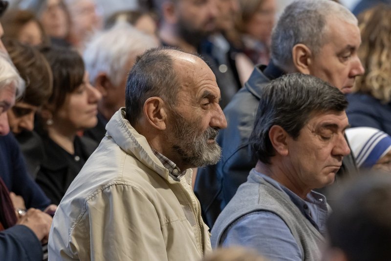 La gente se une al Papa Francisco en la Misa por la Jornada Mundial de los Pobres en la Basílica de San Pedro en el Vaticano el 19 de noviembre de 2023. (Foto CNS/Pablo Esparza)