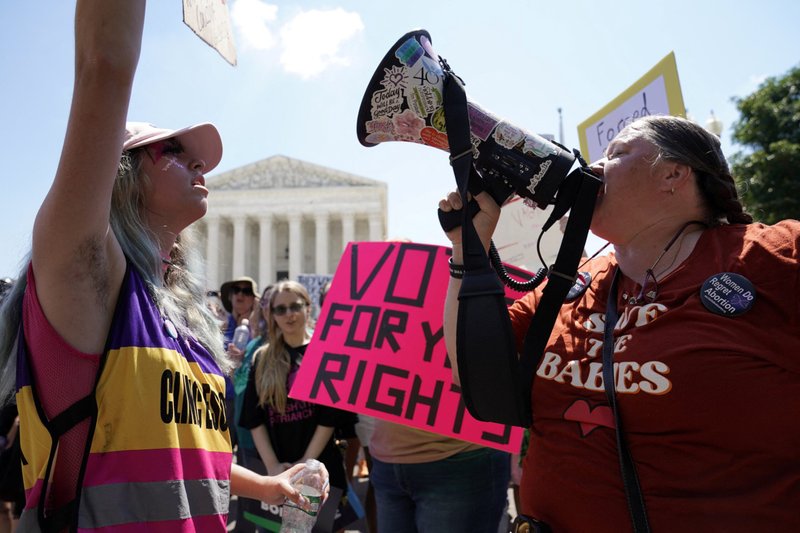 Manifestantes protestan ante el Tribunal Supremo de EE.UU. en Washington el 25 de junio de 2022, el día después de que el alto tribunal dictara sentencia en el caso del aborto Dobbs v Women's Health Organization, anulando la histórica decisión sobre el aborto Roe v. Wade. (Foto OSV News/Elizabeth Frantz, Reuters)