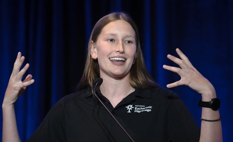 Shayla Elm, peregrina perpetua de la Ruta Juan Diego de la Peregrinación Eucarística Nacional, habla el 20 de junio de 2024, durante la Conferencia de Medios Católicos en Atlanta. (Foto OSV News/Bob Roller)
