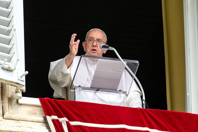 El Papa Francisco da su bendición a los visitantes reunidos para rezar el Ángelus en la Plaza de San Pedro el 23 de junio de 2024. (Foto de CNS/Vatican Media)
