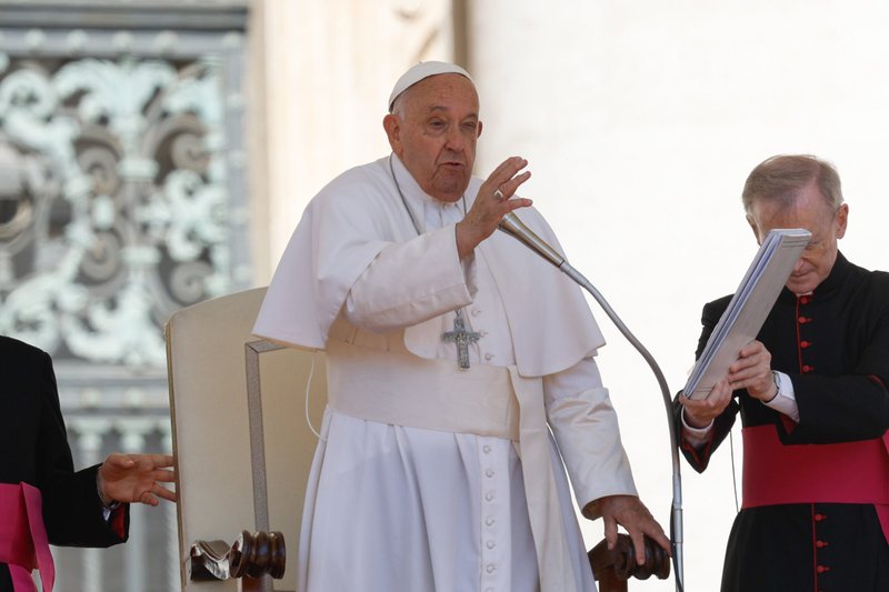 El Papa Francisco da su bendición a los visitantes en la Plaza de San Pedro al final de su audiencia general en el Vaticano el 26 de junio de 2024. (Foto CNS/Lola Gomez)