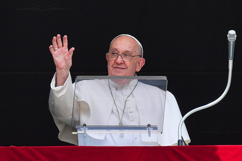 El Papa Francisco saluda a los visitantes reunidos en la Plaza de San Pedro para rezar el Ángelus en el Vaticano el 29 de junio de 2024. (Foto CNS/Vatican Media)