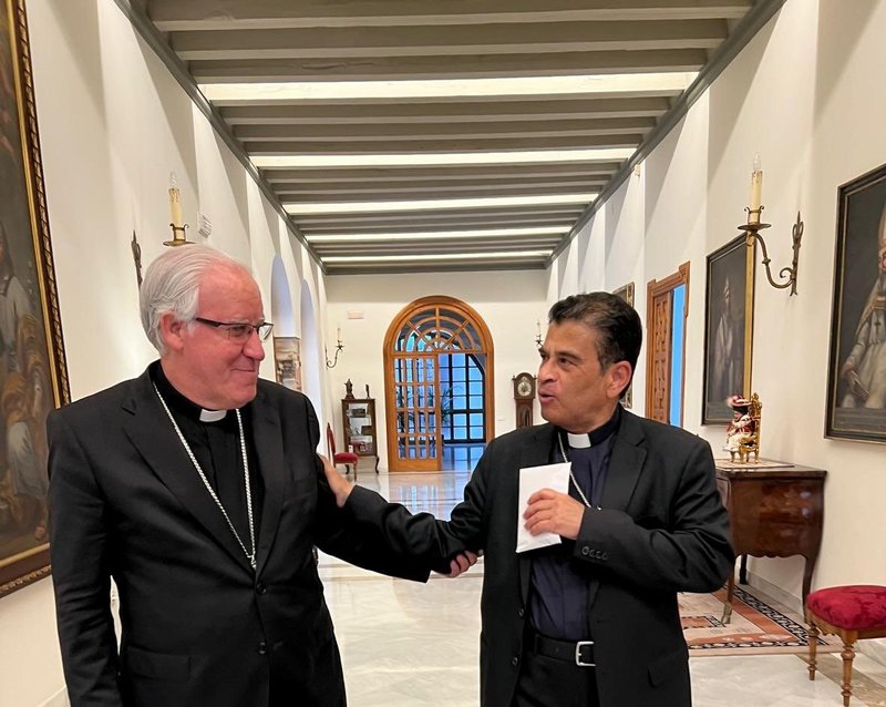 Monseñor Rolando Álvarez y José Ángel Saiz Meneses, Arzobispo de Sevilla. (Twitter José Ángel Saiz Meneses)