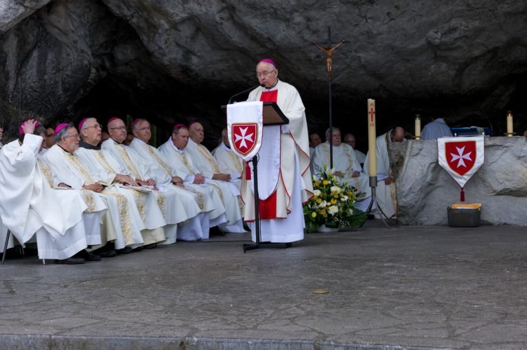 El Arzobispo José H. Gómez preside una Misa el 4 de mayo con otros obispos y sacerdotes en la Gruta de Massabielle en Lourdes. (Orden de Malta Western (USA) Association, Inc.)
