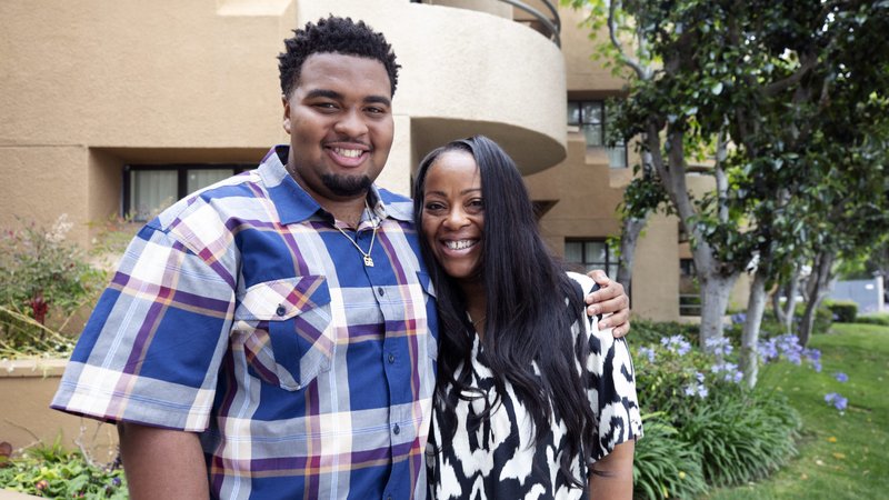 Travis Leonard con su madre, LaTasha Bellard-Leonard. (Víctor Alemán)