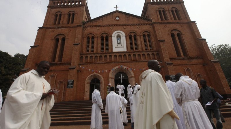 Miembros del clero llegan a misa a finales de 2013 en la Catedral de Notre Dame de la Inmaculada Concepción en Bangui, República Centroafricana. (CNS photo/Luc Gnago, Reuters)