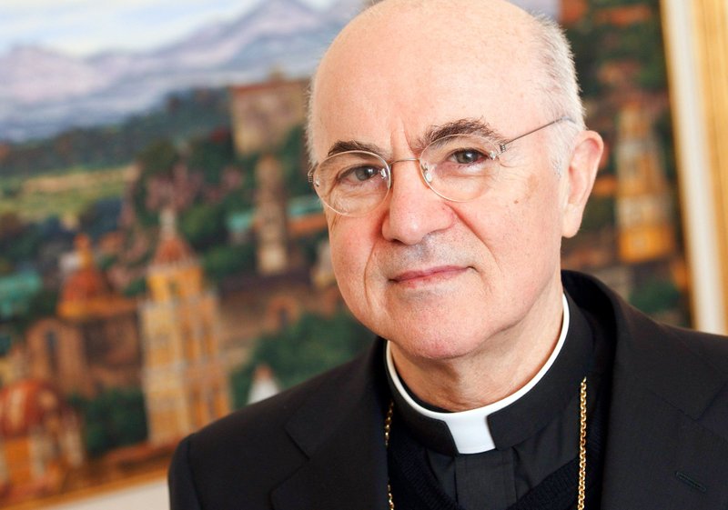 El arzobispo italiano Carlo Maria Viganò en su residencia en el Vaticano en esta foto de archivo del 20 de octubre de 2011. (CNS photo/Paul Haring)