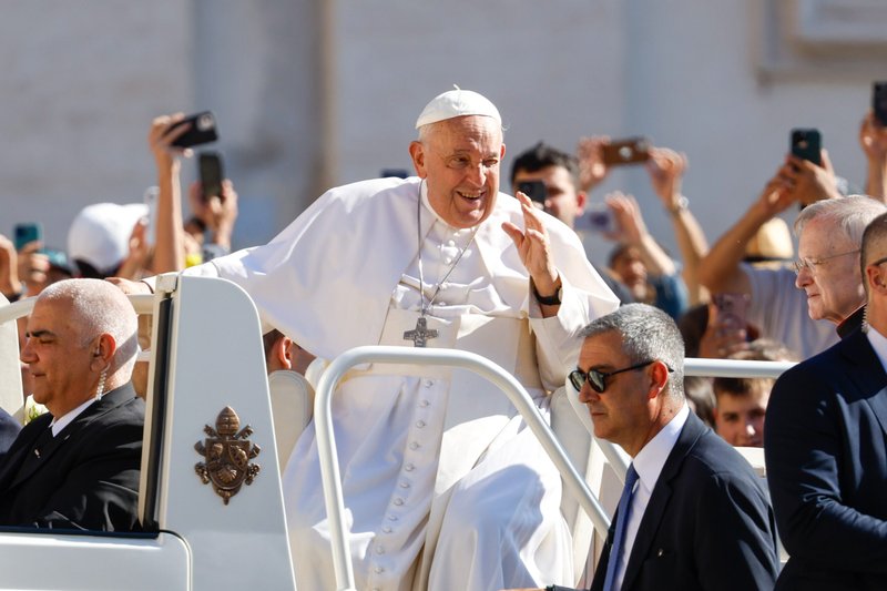 El Papa Francisco saluda a los visitantes mientras pasea en el papamóvil por la Plaza de San Pedro en el Vaticano antes de su audiencia general semanal el 26 de junio de 2024. (CNS photo/Lola Gomez)