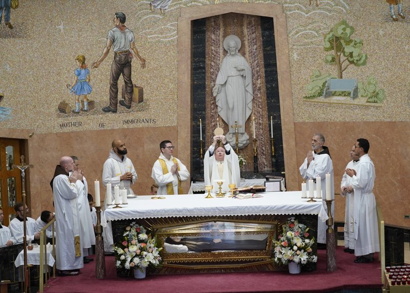 El capellán de la Peregrinación Eucarística Nacional, el padre Roger Landry, eleva la hostia durante una misa de peregrinación celebrada en inglés y español en el santuario de Santa Francisca Cabrini, en la zona del Alto Manhattan de Nueva York, el 25 de mayo de 2024. El santuario fue una de las paradas en la Archidiócesis de Nueva York para los peregrinos que viajaban en la Ruta Seton (Este) de la Peregrinación Eucarística Nacional. (Foto OSV News/Gregory A. Shemitz)