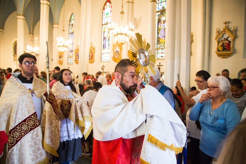 El obispo Daniel E. Flores procesiona con la Eucaristía fuera de la Catedral de la Inmaculada Concepción en Brownsville, Texas, para una procesión Eucarística a la Misión del Sagrado Corazón, dando inicio a la Ruta de San Juan Diego de la Peregrinación Eucarística Nacional el 19 de mayo. Las cuatro rutas de peregrinación que atraviesan Estados Unidos desde el norte, el sur, el este y el oeste convergerán en Indianápolis para el Congreso Eucarístico Nacional que se celebrará del 17 al 21 de julio. (Foto OSV News/Tom McCarthy)