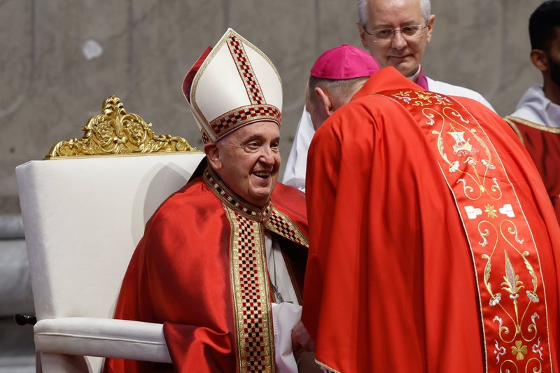 El Papa Francisco entrega el palio al Arzobispo Thomas R. Zinkula de Dubuque, Iowa, durante la Misa por la fiesta de San Pedro y San Pablo en la Basílica de San Pedro en el Vaticano el 29 de junio de 2024. (Foto CNS/Lola Gomez)