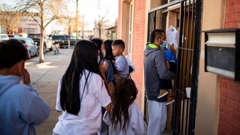 Una familia migrante es dejada el 13 de diciembre de 2022 en un refugio local para migrantes dirigido por la Casa de la Anunciación en el centro de El Paso, Texas. Un juez estatal dictaminó el 2 de julio de 2024 que el intento del fiscal general de Texas, Ken Paxton, de cerrar Annunciation House, una organización católica sin ánimo de lucro que atiende a inmigrantes, violaba la Ley de Restauración de la Libertad Religiosa de Texas. (OSV News photo/Ivan Pierre Aguirre, Reuters)