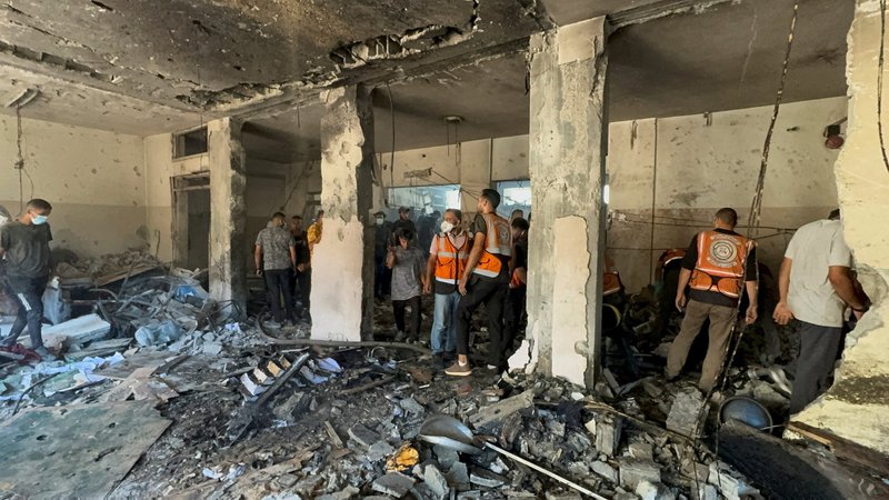 Palestinos inspeccionan la Escuela de la Sagrada Familia en la ciudad de Gaza, en la Franja de Gaza, el 7 de julio de 2024, que alberga a personas desplazadas, tras haber sido alcanzada por un ataque aéreo israelí en medio del conflicto entre Israel y Hamás. (Foto de OSV News/Ayman Al Hassi, Reuters)