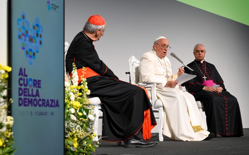 El Papa Francisco habla en el Centro de Convenciones Generali de Trieste, Italia, en un acto de la Semana Social Católica Italiana, el 7 de julio de 2024. En la foto, el cardenal Matteo Zuppi, presidente de la Conferencia Episcopal Italiana, a la izquierda, y el arzobispo de Catania, Luigi Renna, a la derecha. (CNS photo/Vatican Media)