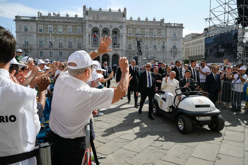 Visitantes saludan al Papa Francisco a su llegada para la Misa en la Plaza de la Unidad de Italia en Trieste, Italia, 7 de julio de 2024. (Foto CNS/Vatican Media)