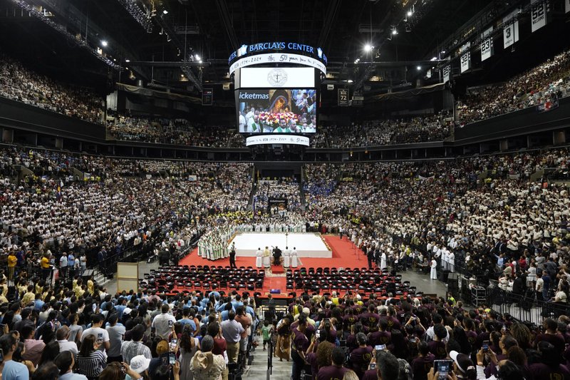 Peregrinos de todos los Estados Unidos y sus territorios se reúnen para una Misa en el Barclays Center de Brooklyn, N.Y., el 7 de julio de 2024, marcando el 50 aniversario de la llegada del Camino Neocatecumenal a los Estados Unidos. (Foto de Gregory A. Shemitz, The Tablet)
