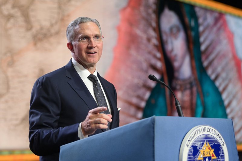 El Caballero Supremo Patrick Kelly presenta su informe anual en la sesión de apertura de la 141 Convención Suprema de Caballeros de Colón en Orlando, Florida, el 1 de agosto de 2023. Kelly anunció que el 11 de julio de 2024, los Caballeros cubrirán los mosaicos del ex jesuita Padre Mark Rupnik en el Santuario Nacional de San Juan Pablo II en Washington y en la Capilla de la Sagrada Familia en la sede de los Caballeros en New Haven, Connecticut (OSV News photo/Tamino Petelinšek, Caballeros de Colón).