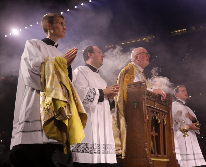 El Obispo William D. Byrne de Springfield, Massachusetts, se arrodilla en oración ante la custodia durante la adoración eucarística, en la segunda noche de avivamiento del Congreso Eucarístico Nacional en el Lucas Oil Stadium de Indianápolis el 18 de julio de 2024. (Foto OSV News/Bob Roller)