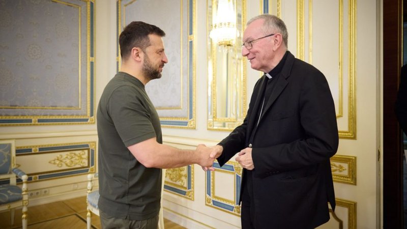 El cardenal Pietro Parolin, secretario de Estado del Vaticano, se reúne con Volodymyr Zelenskyy, presidente de Ucrania, durante su visita a Ucrania el 23 de julio de 2024. (CNS photo/Volodymyr Zelenskyy via X)