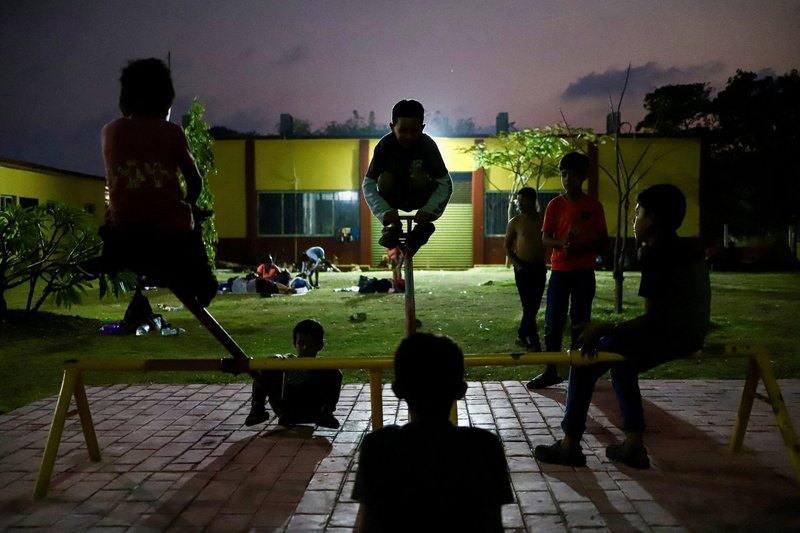 Niños migrantes que participan en una caravana hacia la frontera norte de México descansan en una escuela en Los Corazones, estado de Oaxaca, México, 8 de enero de 2024. El Departamento de Justicia de Estados Unidos ha encontrado que personal del mayor proveedor de alojamiento para niños migrantes no acompañados cometió abusos sexuales sistémicos y acosó a los niños bajo su cuidado. (Foto OSV News/Jacob Garcia, Reuters)