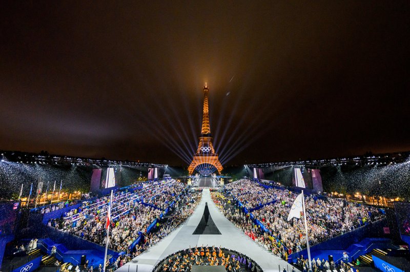 Vista del Trocadero, con la Torre Eiffel al fondo, mientras se iza la bandera olímpica el 26 de julio, durante la ceremonia de inauguración de los Juegos Olímpicos de París 2024. (Foto de OSV News/Francois-Xavier Marit, Reuters)