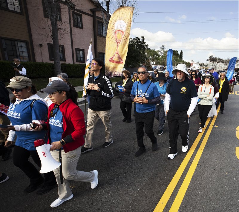 Cientos de feligreses caminaron con el Santísimo Sacramento durante una procesión eucarística de seis millas, encabezada por el Arzobispo José H. Gómez, el 25 de marzo. El evento local fue planeado como parte del Reavivamiento Eucarístico Nacional. (Víctor Alemán)