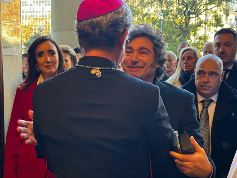 Monseñor Gustavo Garcia Cuerva, arzobispo de Buenos Aires, recibe en la catedral metropolitana al presidente Javier Milei antes de celebrar el Te deum del 9 de julio. (Screen caption/arzobispado)