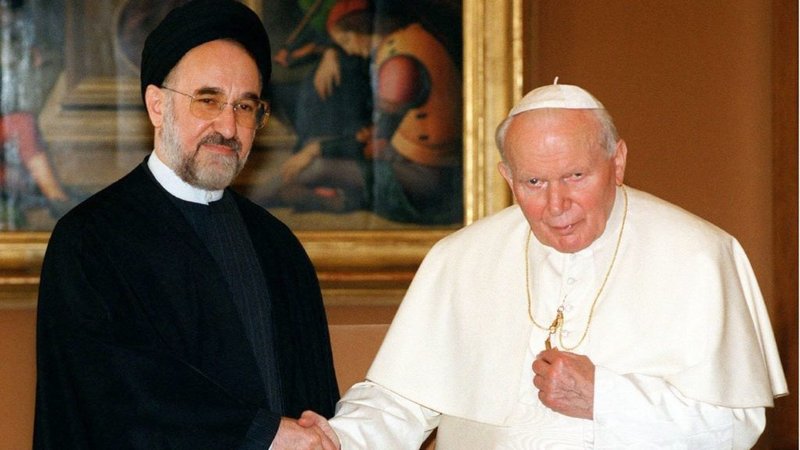 El Presidente iraní Mohammad Jatamí estrecha la mano del Papa Juan Pablo II en el Vaticano en esta foto de archivo de 1999. La visita al Vaticano fue la primera de un presidente iraní. Ambos hablaron de las relaciones entre cristianos y musulmanes. (Foto CNS de Reuters)