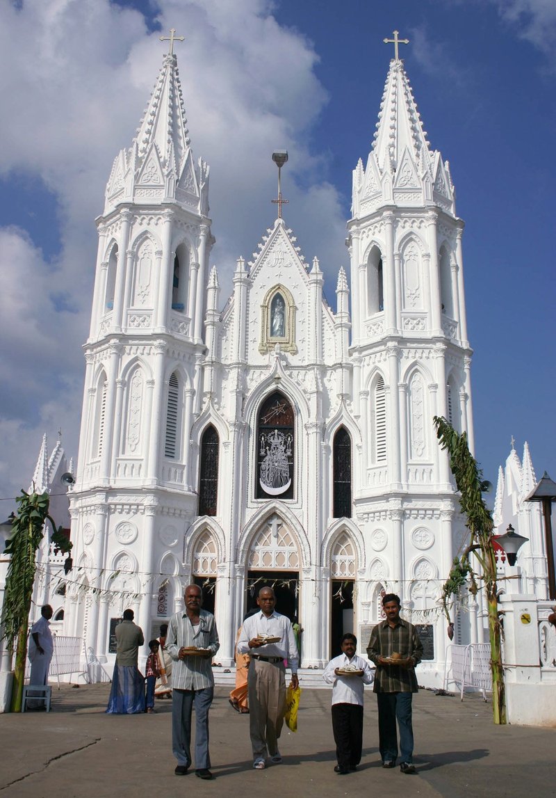 Una familia católica abandona el santuario mariano de Vailankanni, India, en el primer aniversario de los mortales tsunamis del 26 de diciembre. Miles de peregrinos de toda la India acudieron al popular santuario y participaron en una procesión y en los oficios para recordar a los fallecidos. (CNS photo by Anto Akkara) (27 de diciembre de 2005)