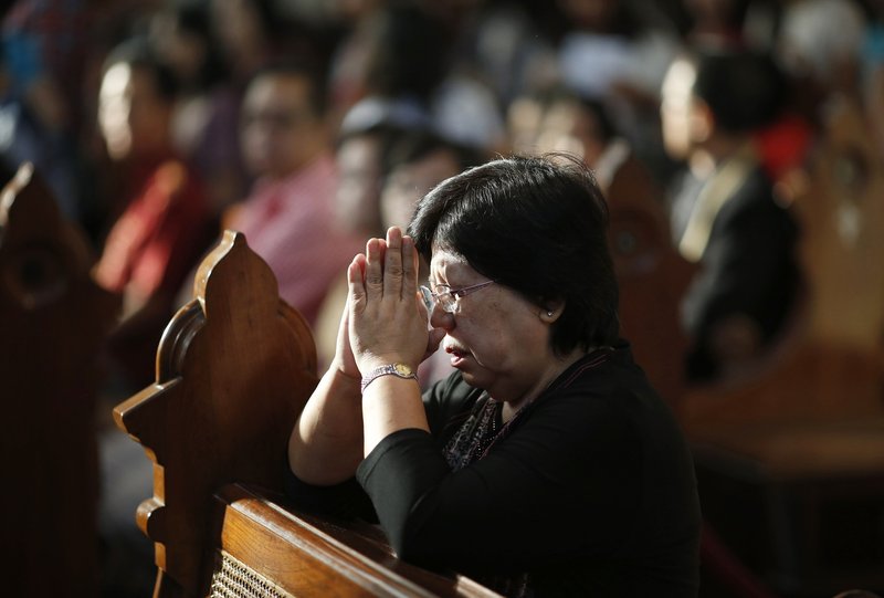 Una mujer reza durante la misa de Navidad en la catedral de Yakarta, Indonesia. (CNS/Darren Whiteside, Reuters)