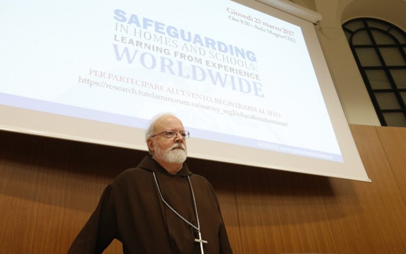 El cardenal Sean P. O'Malley, presidente de la Pontificia Comisión para la Protección de Menores, es fotografiado durante un seminario sobre la salvaguarda de los niños en la Pontificia Universidad Gregoriana de Roma el 23 de marzo de 2017 (CNS/Paul Haring)