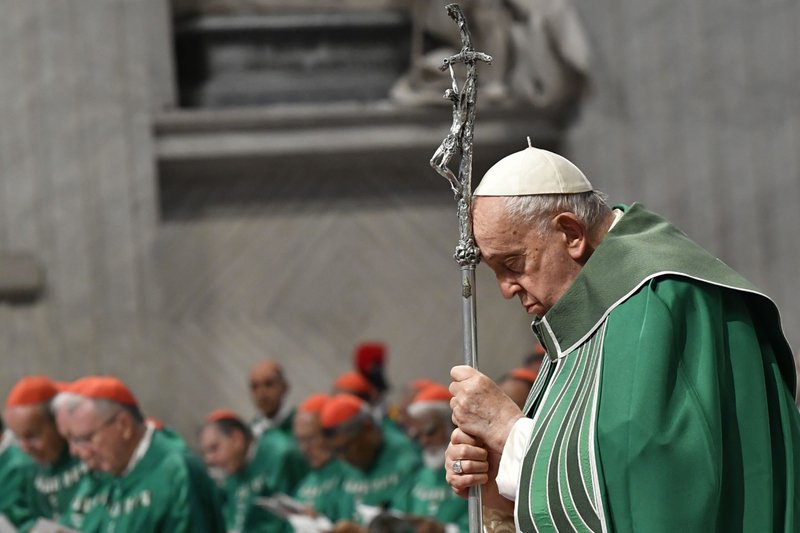 El Papa Francisco reza mientras sostiene un báculo durante la Misa en la Basílica de San Pedro en el Vaticano el 29 de octubre de 2023, marcando la conclusión de la primera sesión del Sínodo de los Obispos sobre la sinodalidad. La segunda sesión del Sínodo sobre la Sinodalidad tendrá lugar en el Vaticano del 2 al 27 de octubre de 2024. (CNS photo/Vatican Media)
