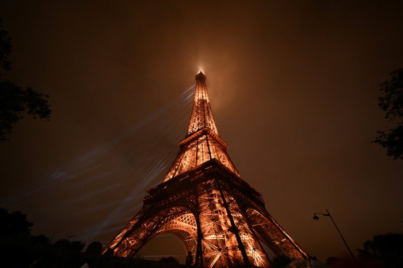 Luces iluminan la Torre Eiffel el 26 de julio de 2024, durante la ceremonia de inauguración de los Juegos Olímpicos de París 2024. (Foto OSV News/Luis Robayo, Reuters)