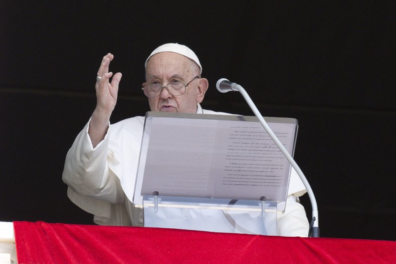 El Papa Francisco da su bendición a los visitantes y peregrinos reunidos en la Plaza de San Pedro del Vaticano para el rezo de la oración del Ángelus el 4 de agosto de 2024. (CNS photo/Vatican Media)
