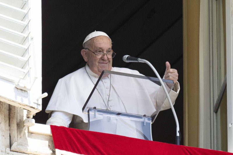 El Papa Francisco saluda a los visitantes reunidos en la Plaza de San Pedro del Vaticano para rezar el Ángelus el 11 de agosto de 2024. (CNS photo/Vatican Media)