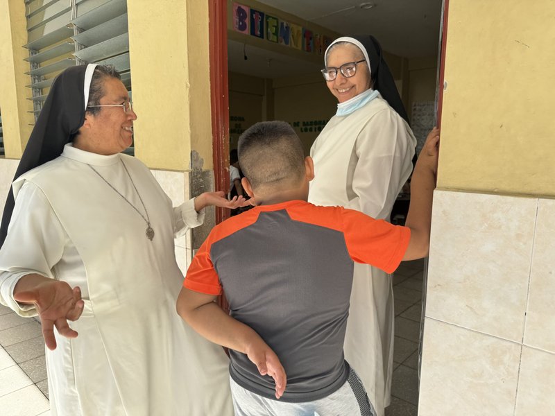 La hermana Silvia Flores presenta una nueva estudiante a la hermana Rosa López Olivar el 25 de enero de 2024, en el Colegio Eucarístico dirigido por las Hermanas Mercedarias del Santísimo Sacramento en San Salvador. (Foto OSV News/Rhina Guidos, Global Sisters Report)