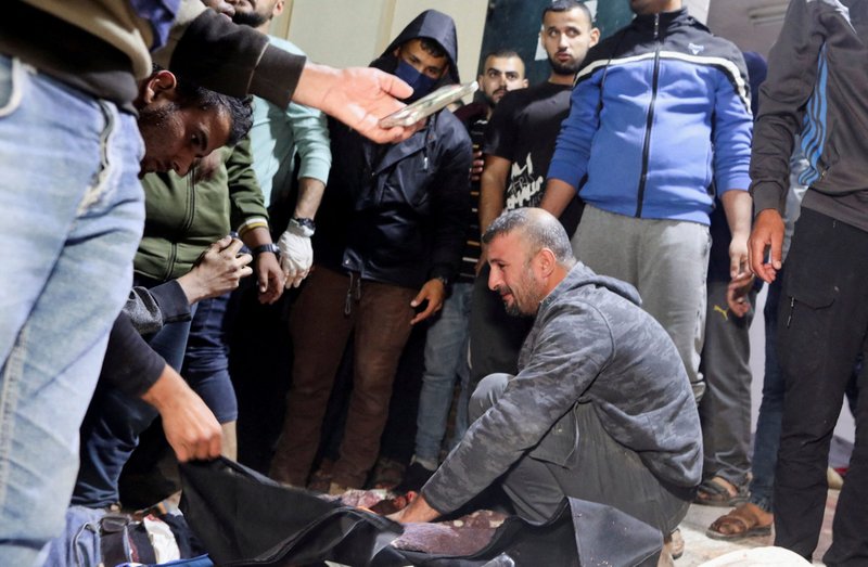 Un hombre llora el cadáver de un empleado de la Cocina Central Mundial en el hospital Al-Aqsa de Deir Al-Balah, en el centro de la Franja de Gaza, 1 de abril de 2024. El trabajador fue asesinado junto con otros seis con la organización no gubernamental, incluidos los trabajadores humanitarios extranjeros, en un ataque aéreo israelí que el primer ministro israelí, Benjamin Netanyahu, 2 de abril llamado «un trágico incidente.» (Foto OSV News/Ramadan Abed, Reuters)