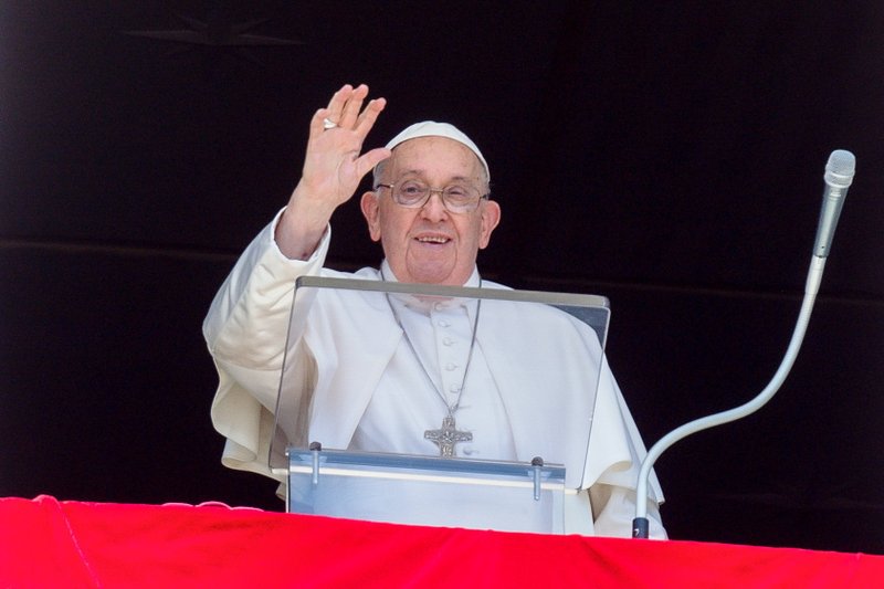 El Papa Francisco saluda a los visitantes reunidos en la Plaza de San Pedro para rezar el Ángelus en el Vaticano el 25 de agosto de 2024. (CNS photo/Vatican Media)