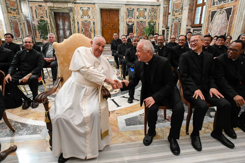 El Papa Francisco se reúne con miembros de los Oblatos de San José en el Vaticano el 26 de agosto de 2024, instándoles a permanecer cerca de Jesús a través de la oración y la adoración eucarística. (CNS photo/Vatican Media)