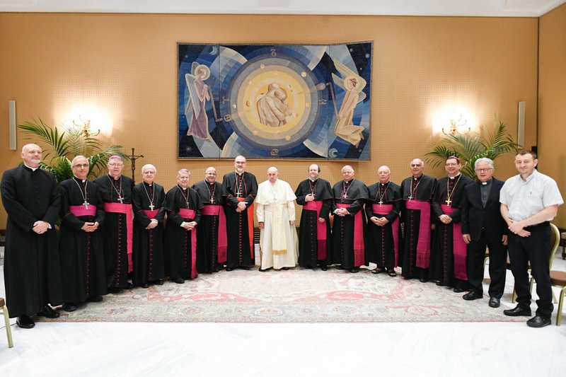 El Papa Francisco posa para una foto con miembros de la Conferencia de Obispos Latinos de las Regiones Árabes, que incluye a obispos de Israel, Palestina, Jordania, Líbano, Irak, Siria, Yibuti, Egipto, Chipre y el Golfo Pérsico en el Vaticano el 28 de agosto de 2024. (CNS photo/Vatican Media)