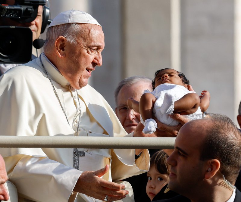 El Papa Francisco saluda a un niño mientras pasea en el papamóvil por la Plaza de San Pedro antes de su audiencia general semanal en el Vaticano el 28 de agosto de 2024. (CNS photo/Lola Gomez)
